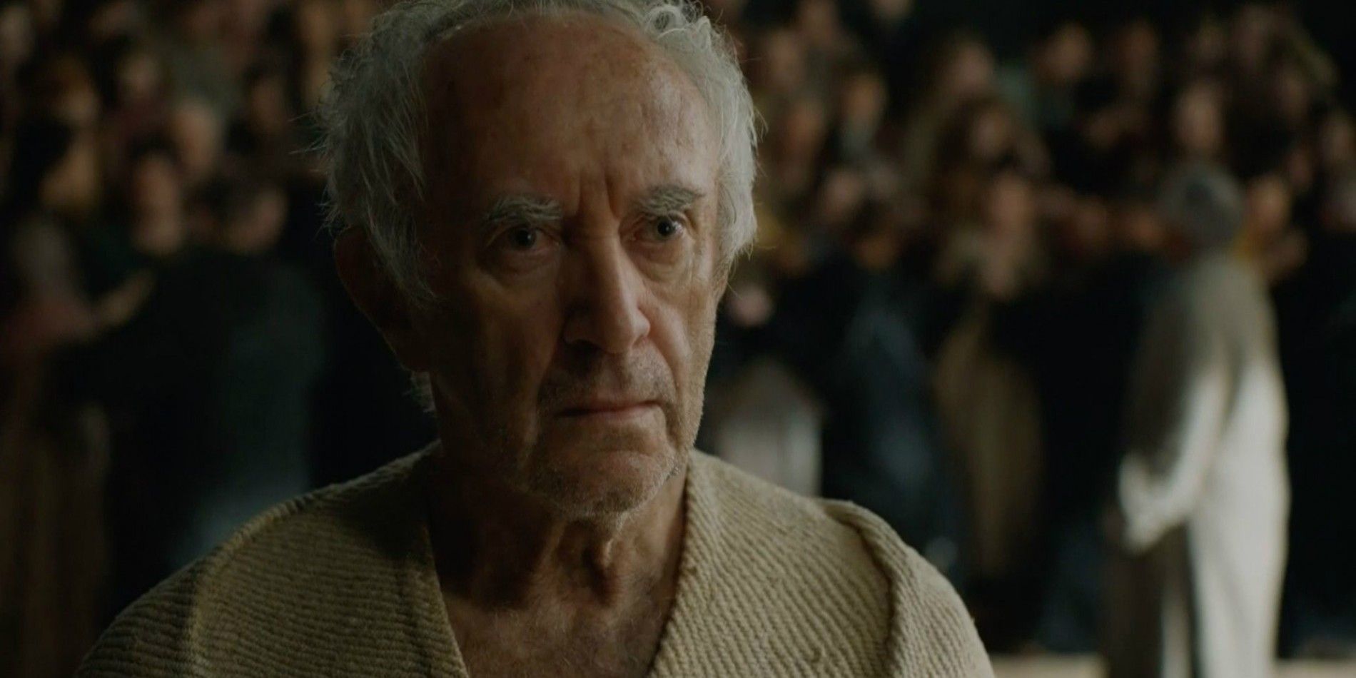 High Sparrow olhando sério do Game of Thrones