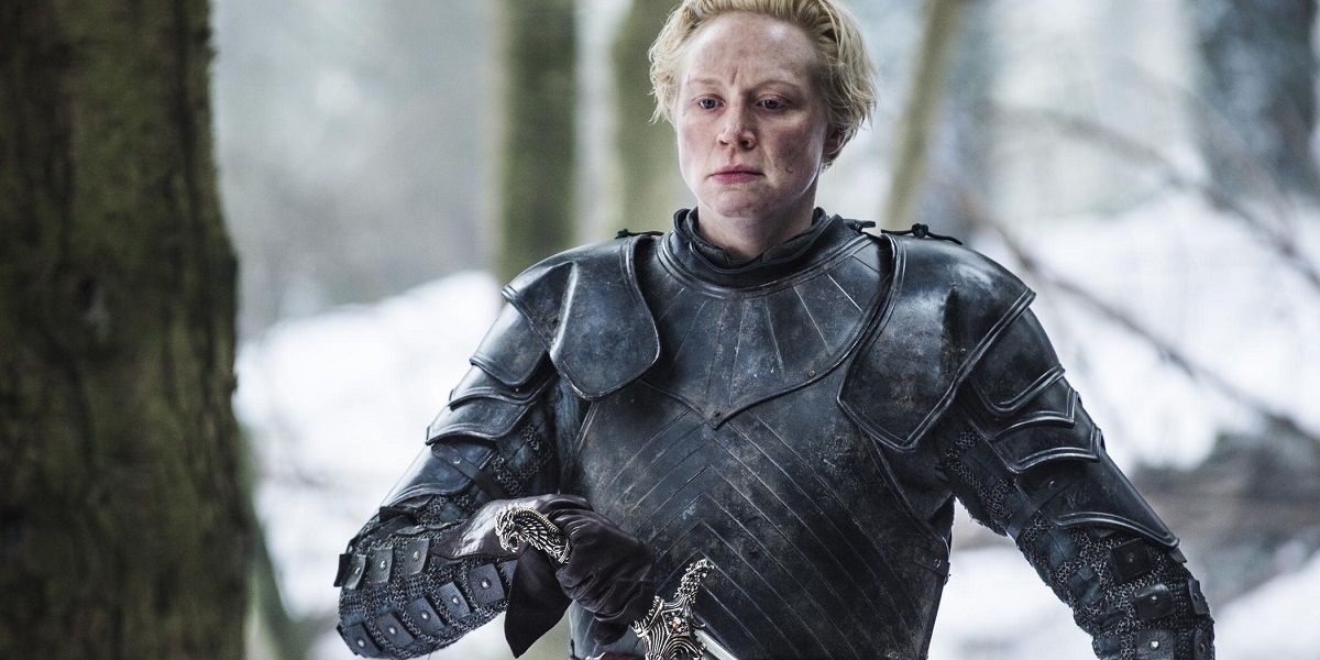 Brienne desembainhando sua espada em Game of Thrones.