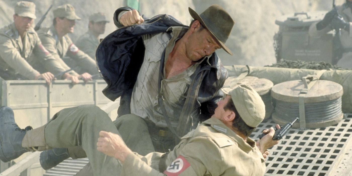 Harrison Ford dans le rôle d'Indiana Jones frappant un nazi sur un char.