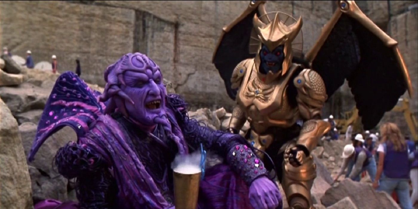 Ivan Ooze bebendo alguma coisa e rindo perto de Goldar em Mighty Morphin Power Rangers The Movie