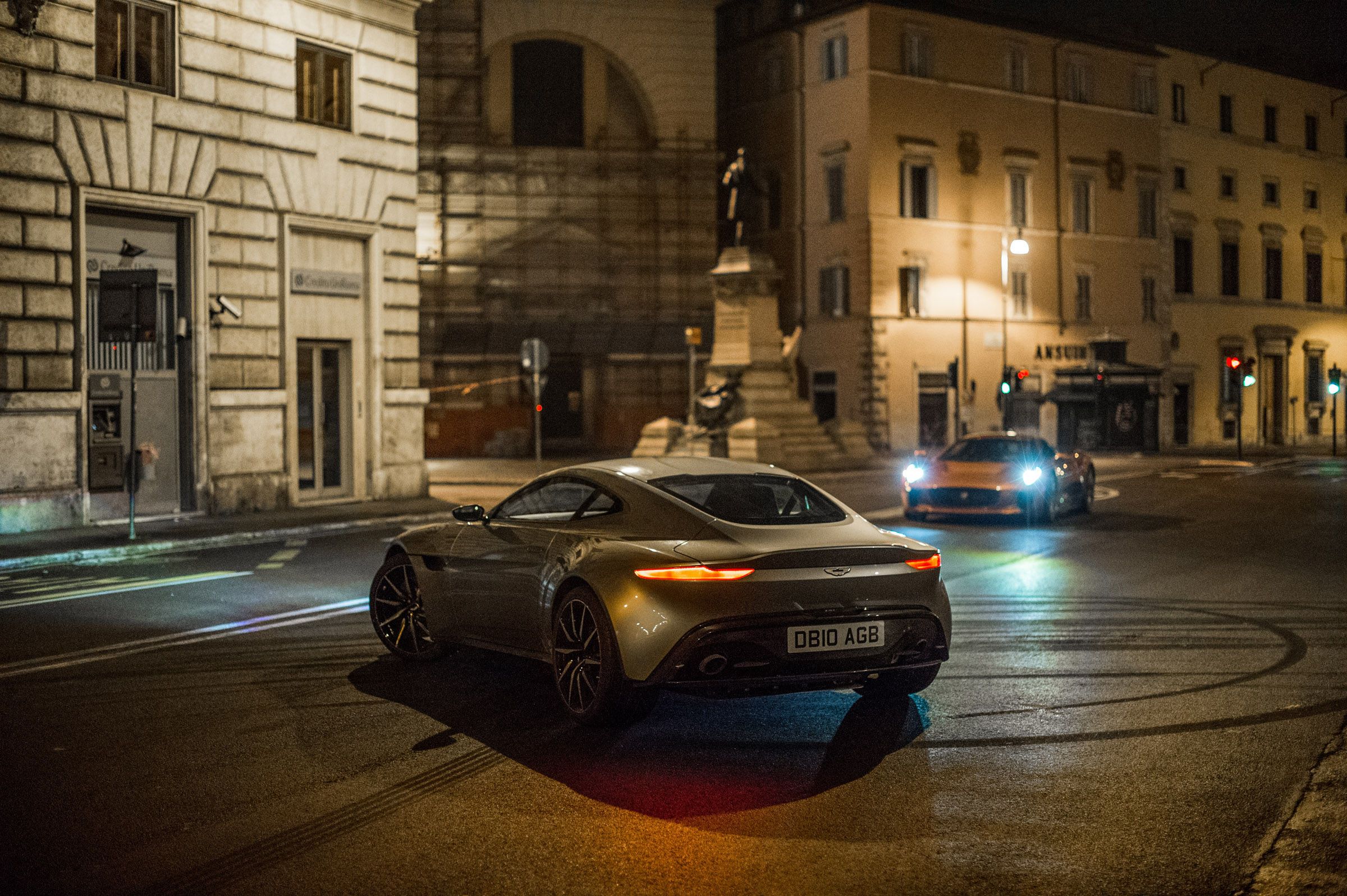 James Bond Aston chased by Hinx's Jaguar on the Corso Vittorio in Rome in SPECTRE