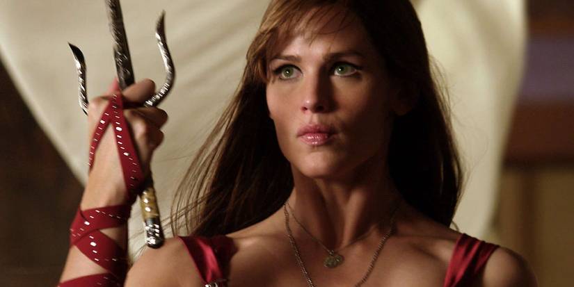 Jennifer Garner in Elektra holding her sai