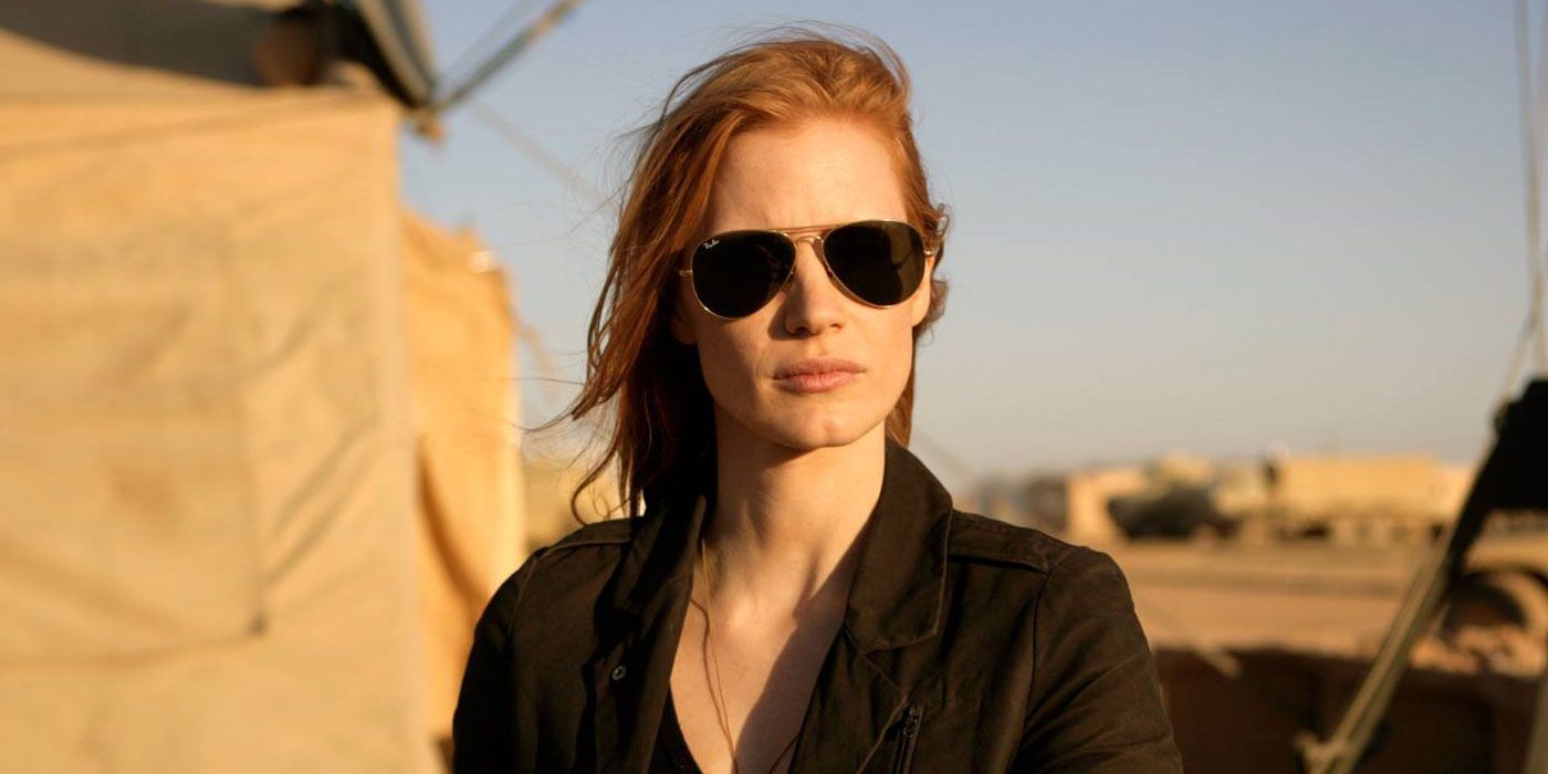 Jessica Chastain usando óculos escuros no deserto em Zero Dark Thirty