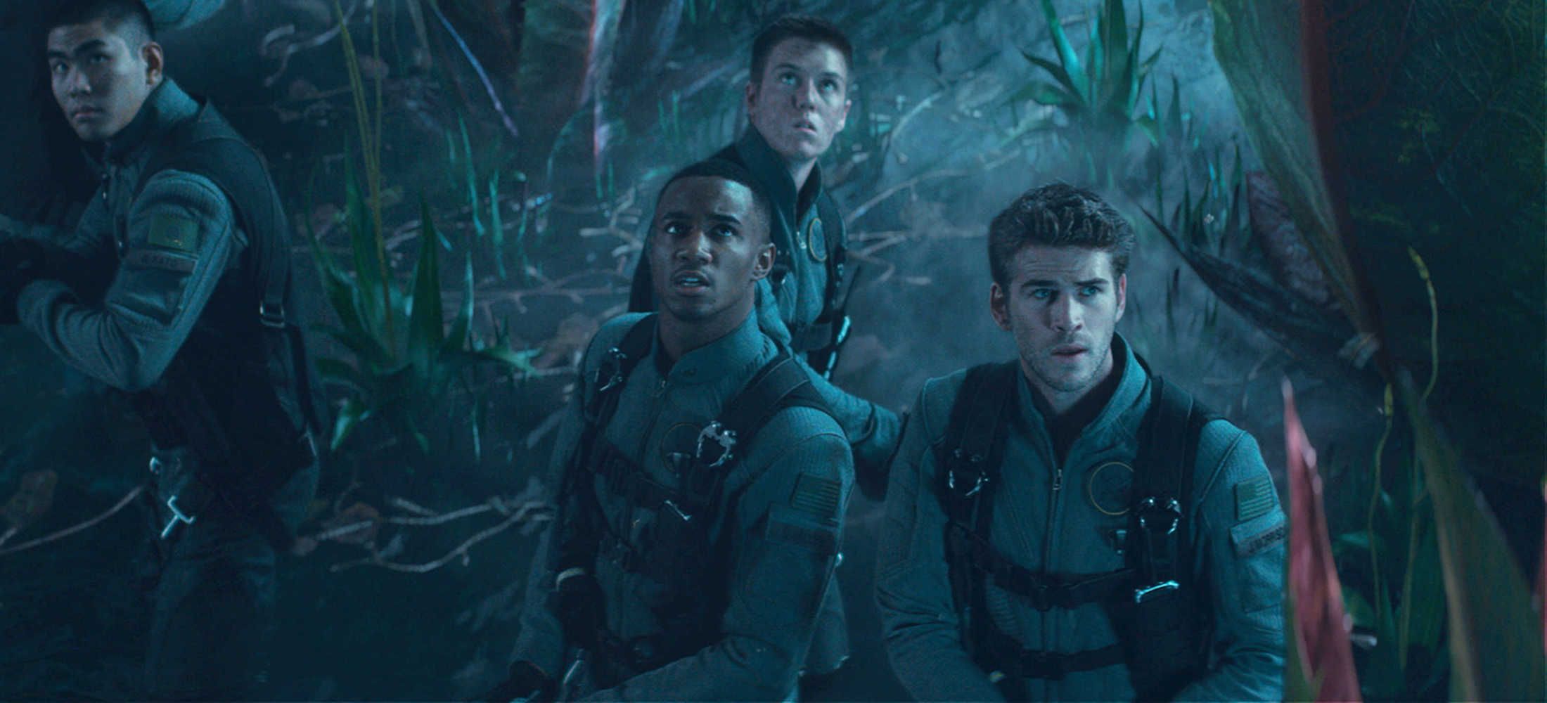 Jessie T. Usher as Dylan Hiller and Liam Hemsworth as Jake Morrison in Independence Day: Resurgence