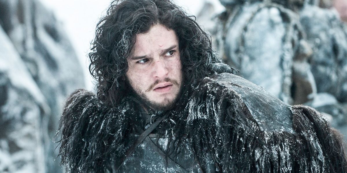 Jon Snow na neve parecendo confuso em Game of Thrones