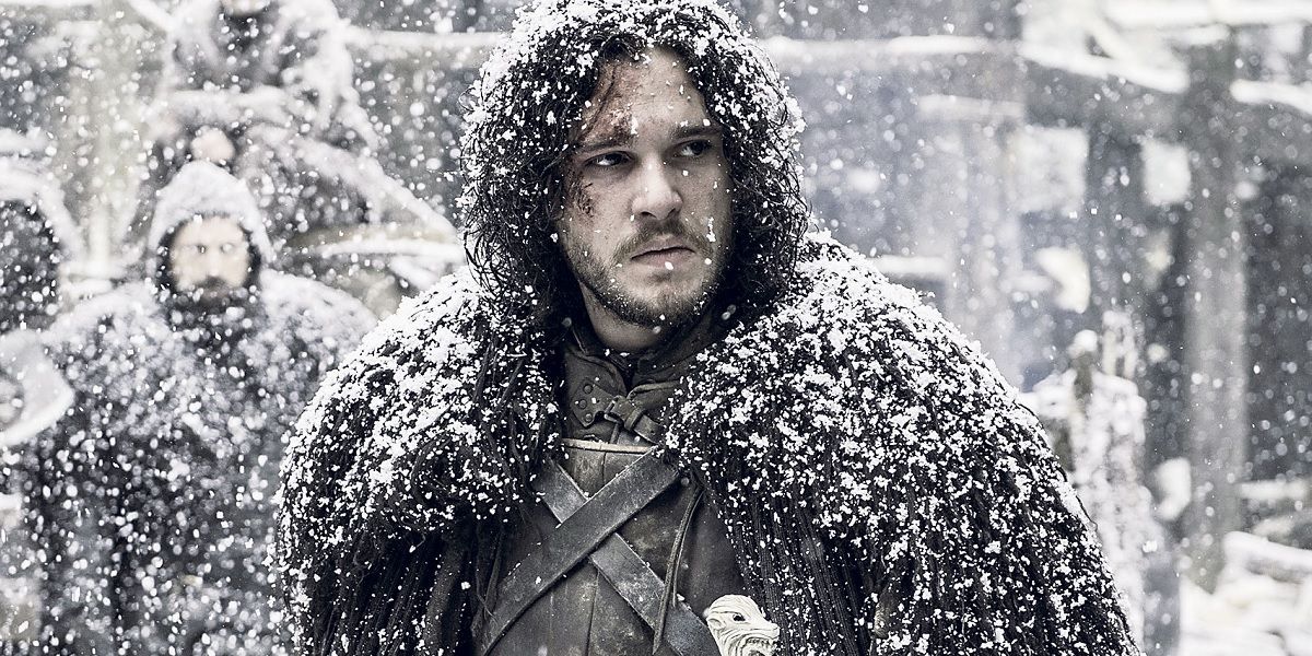 Jon Snow couve sous la neige dans Game of Thrones.