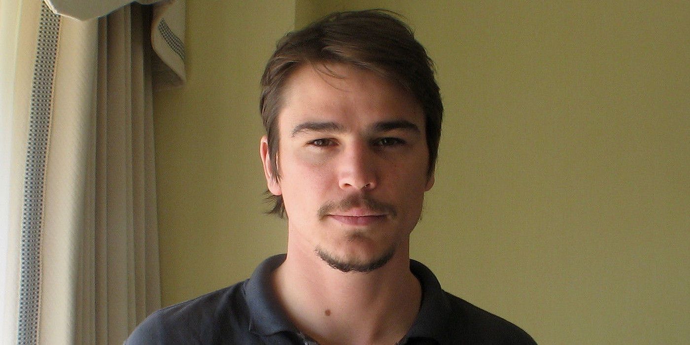 Donad Morton (Josh Hartnett) looks at the camera in Mozart and the Whale