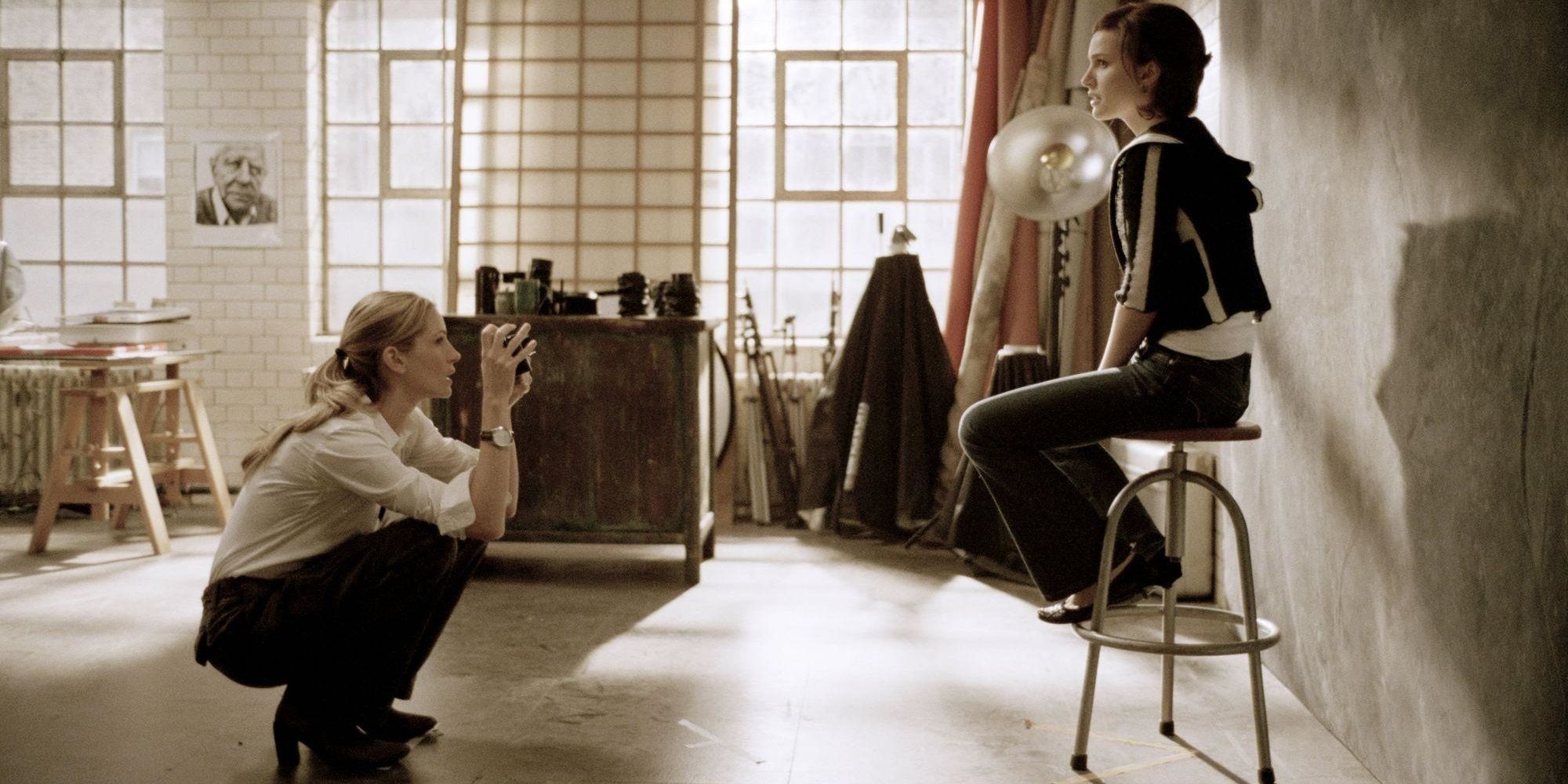 Cena de sessão de fotos de Julia Roberts com Natalie Portman em Closer