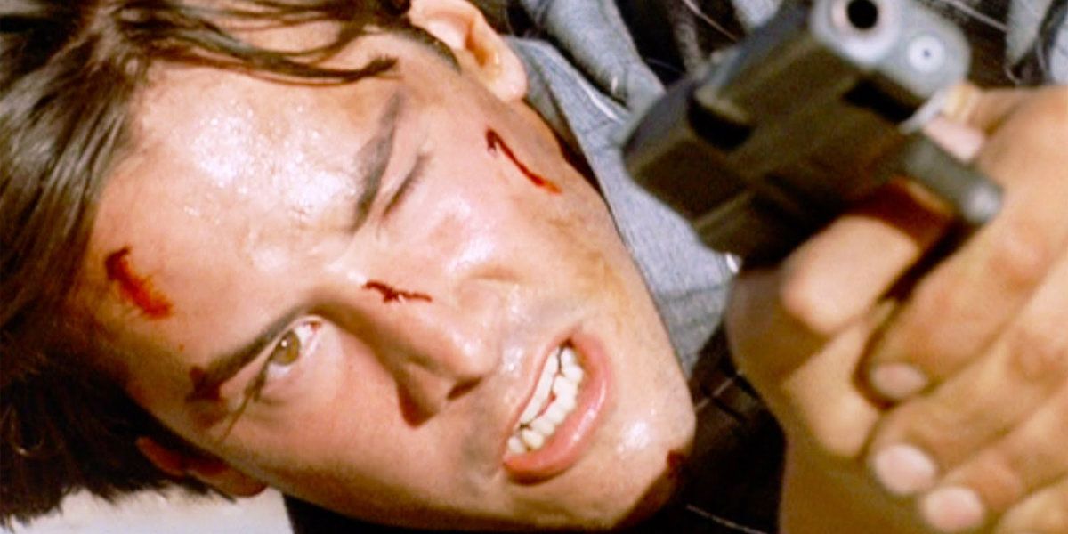 Keanu Reeves aiming a gun in closeup in Point Break