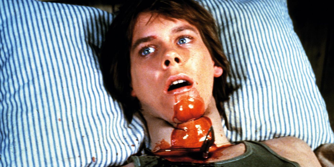 Jack (Kevin Bacon) sangrando no pescoço em Sexta-Feira 13