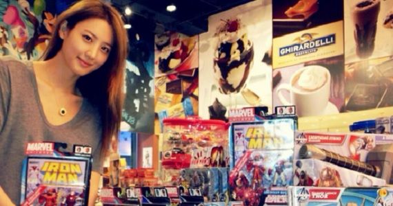 Kim Soo-hyun with Marvel comics