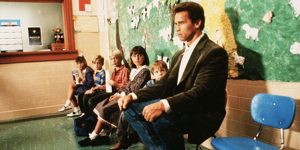 Arnold Schwarzenegger sitting with the children in Kindergarten Cop 