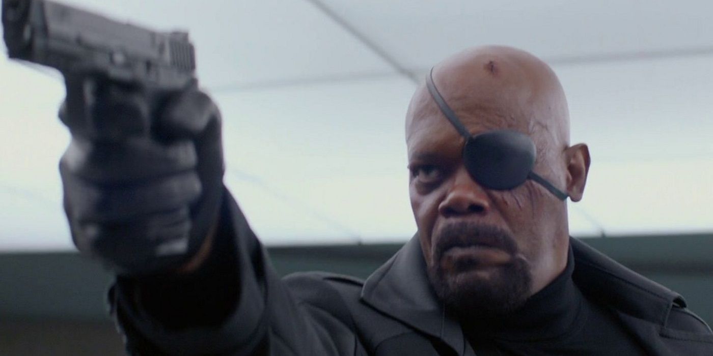 Nick Fury apontando uma arma em Capitão América: O Soldado Invernal