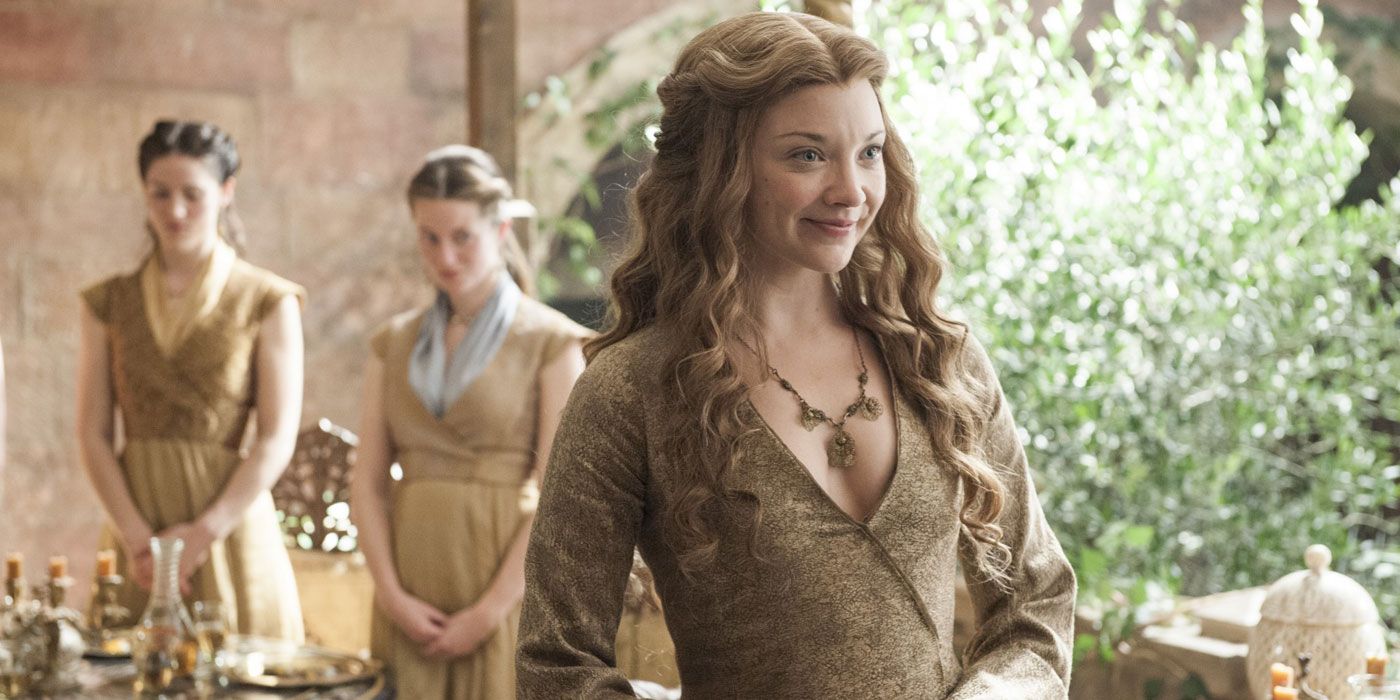 Margaery Tyrell sorrindo para alguém enquanto duas garotas estão atrás dela em Game of Thrones
