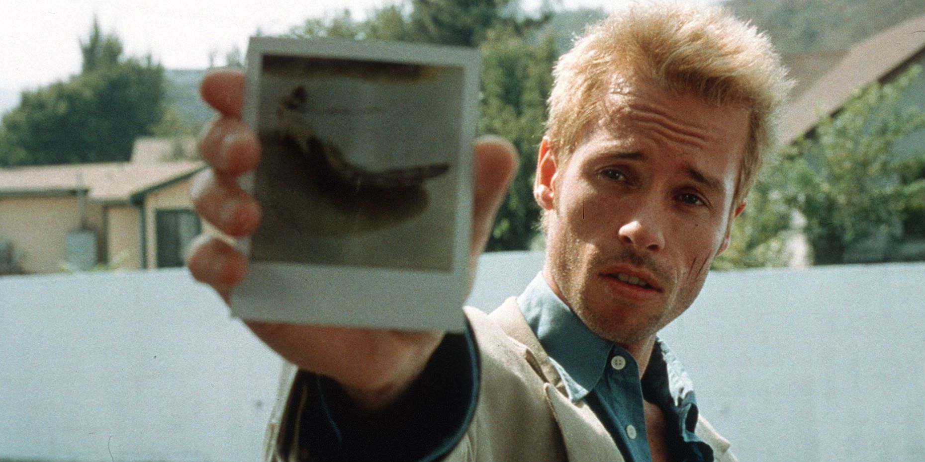 Guy Pearce showing a photo from Memento