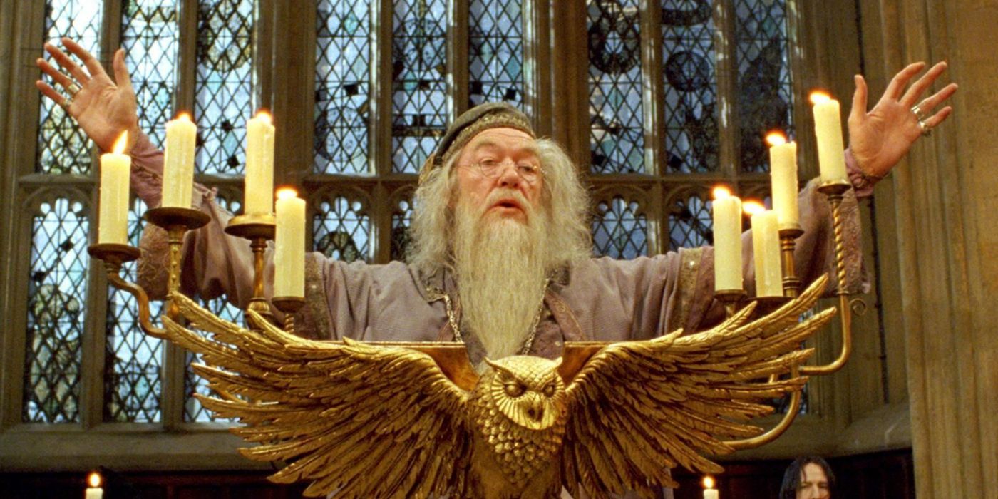 Michael Gambon como Albus Dumbledore fazendo um discurso em Harry Potter. 