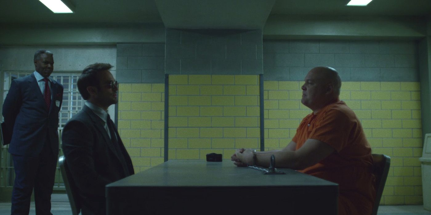 Matt Murdock (Charlie Cox) confronta William Fisk (Vincent D'Onofrio) na prisão de Rikers na segunda temporada de Demolidor da Marvel Netflix.