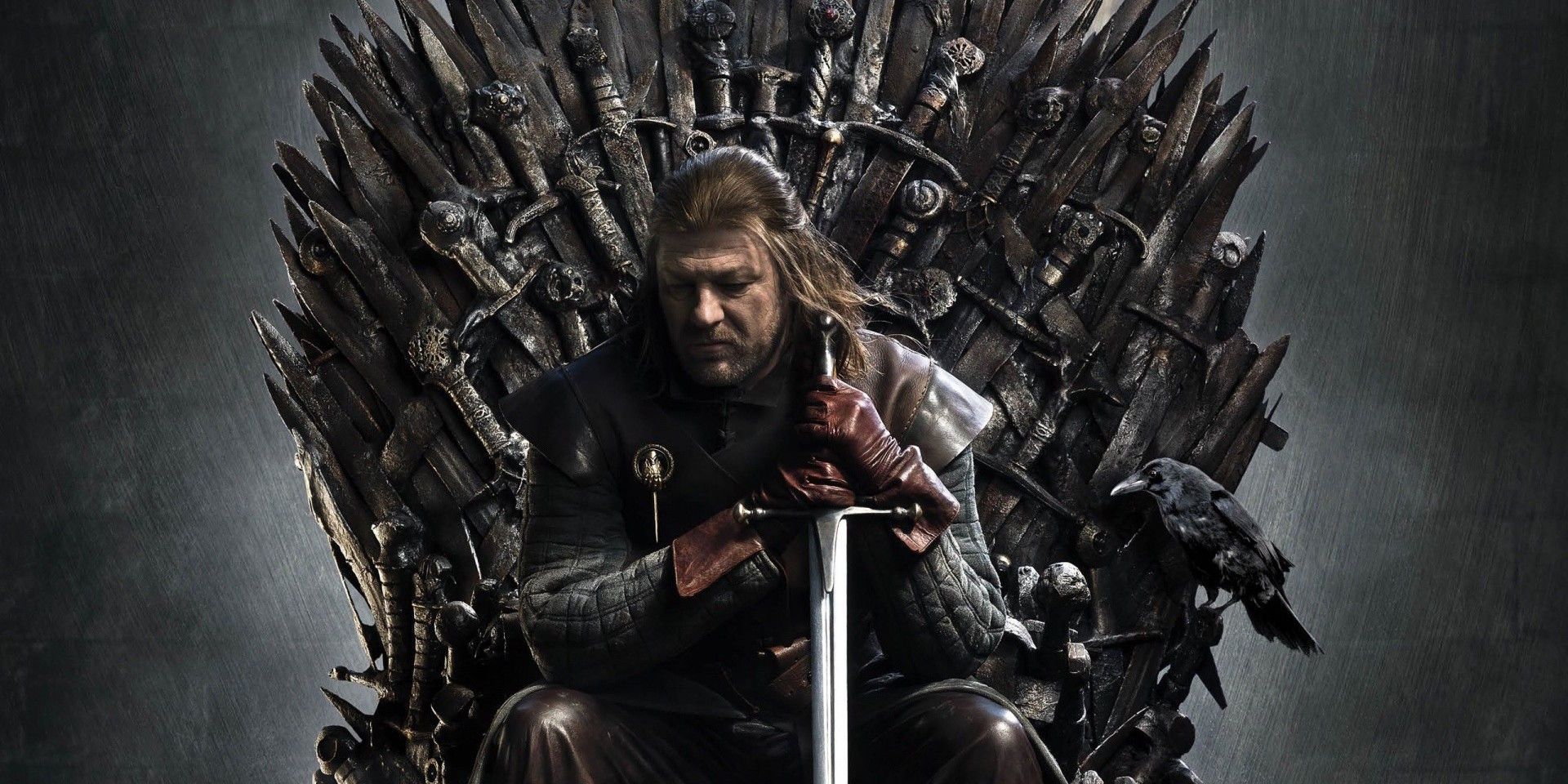 Ned Stark no Trono de Ferro em uma imagem promocional de Game of Thrones.
