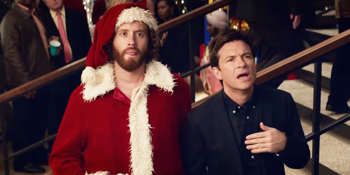 TJ Miller e Jason Bateman parecem confusos na festa de Natal do escritório