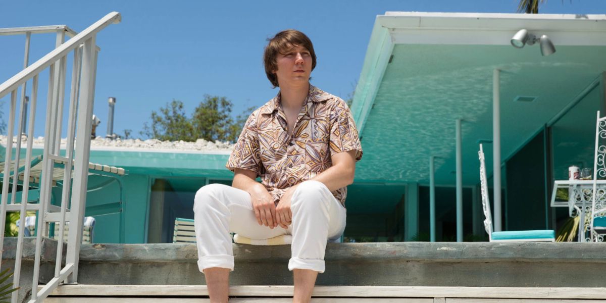 Brian sentado em um degrau em Love and Mercy.