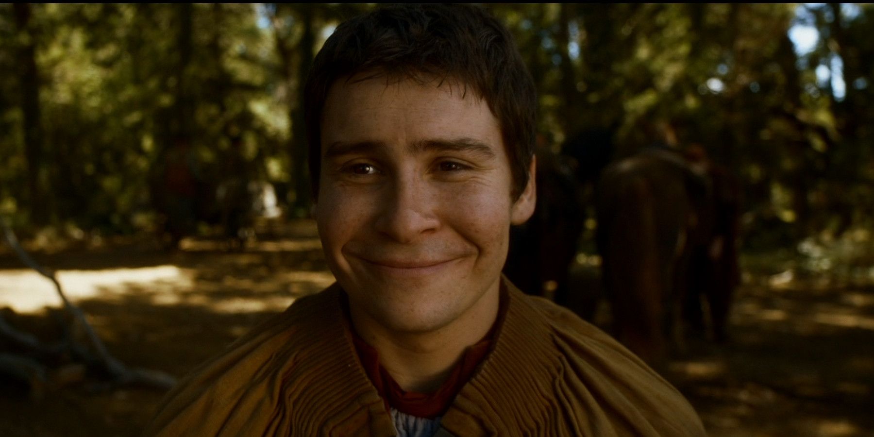 Podrick com um sorriso largo em Game of Thrones.