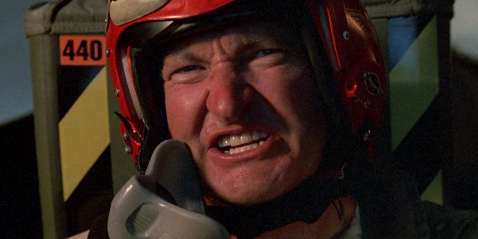 Randy Quaid como Russell pilotando um caça em Independence Day