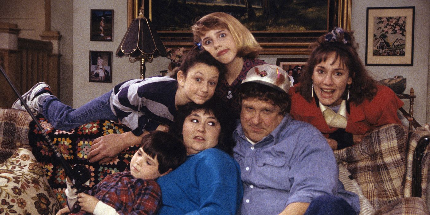 The original cast of Roseanne together in the living room