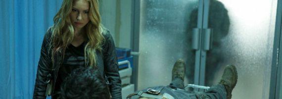 Sarah Carter in Falling Skies Be Silent and Come Out