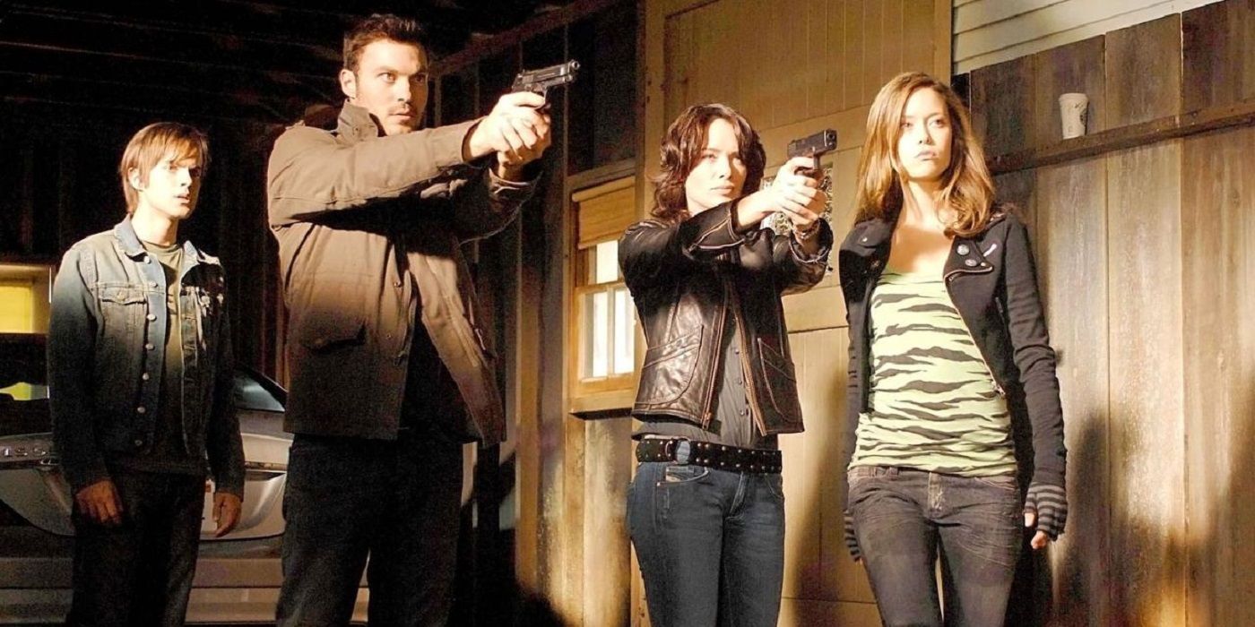 Sarah and her group pointing guns in Sarah Connor Chronicles