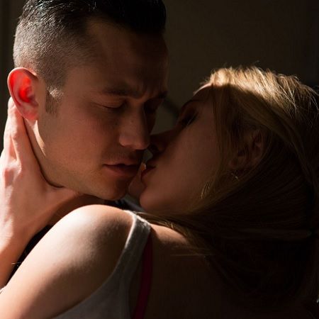 Scarlett Johansson and Joseph Gordon-Levitt kiss in 'Don Jon'