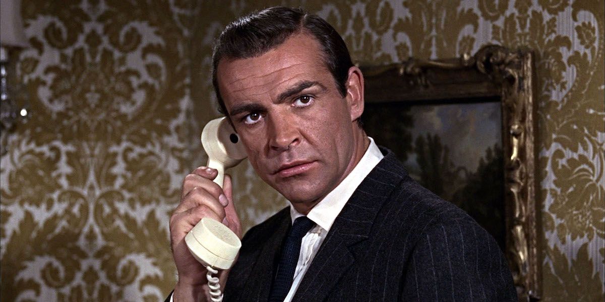 James Bond sosteniendo un teléfono en Goldfinger
