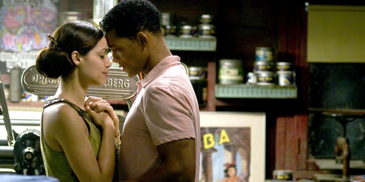 Rosario Dawson and Will Smith dncing with their foreheads touching in Seven Pounds