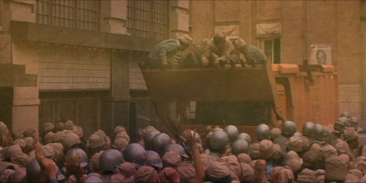 A mob of people in Soylent Green