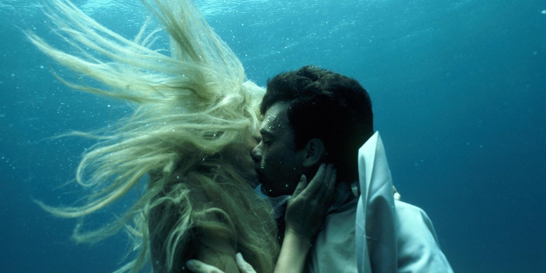 Tom Hanks and Daryl Hannah kiss underwater in Splash