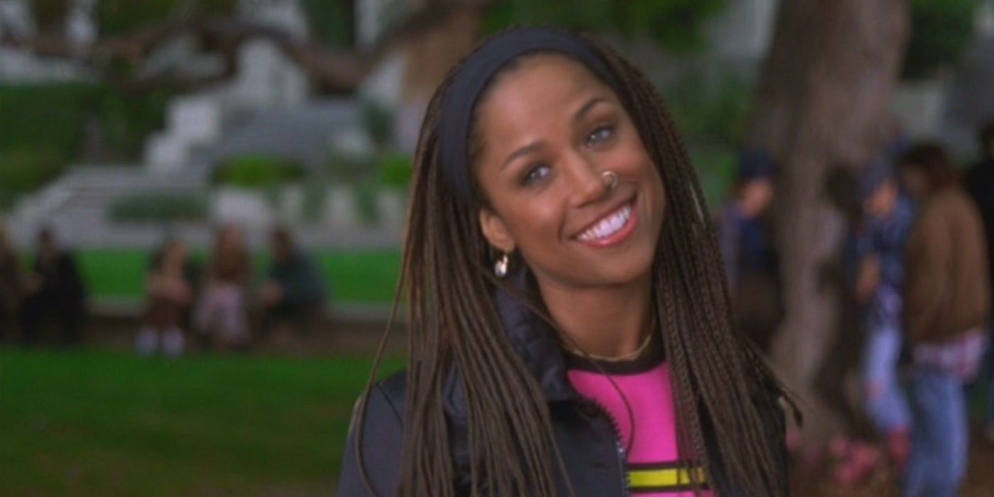 Dionne smiling and tilting her head in Clueless