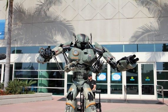 Comic Con 2013: ‘Iron Man’ Creators’ Giant Robot Cosplay Suit is Awesome