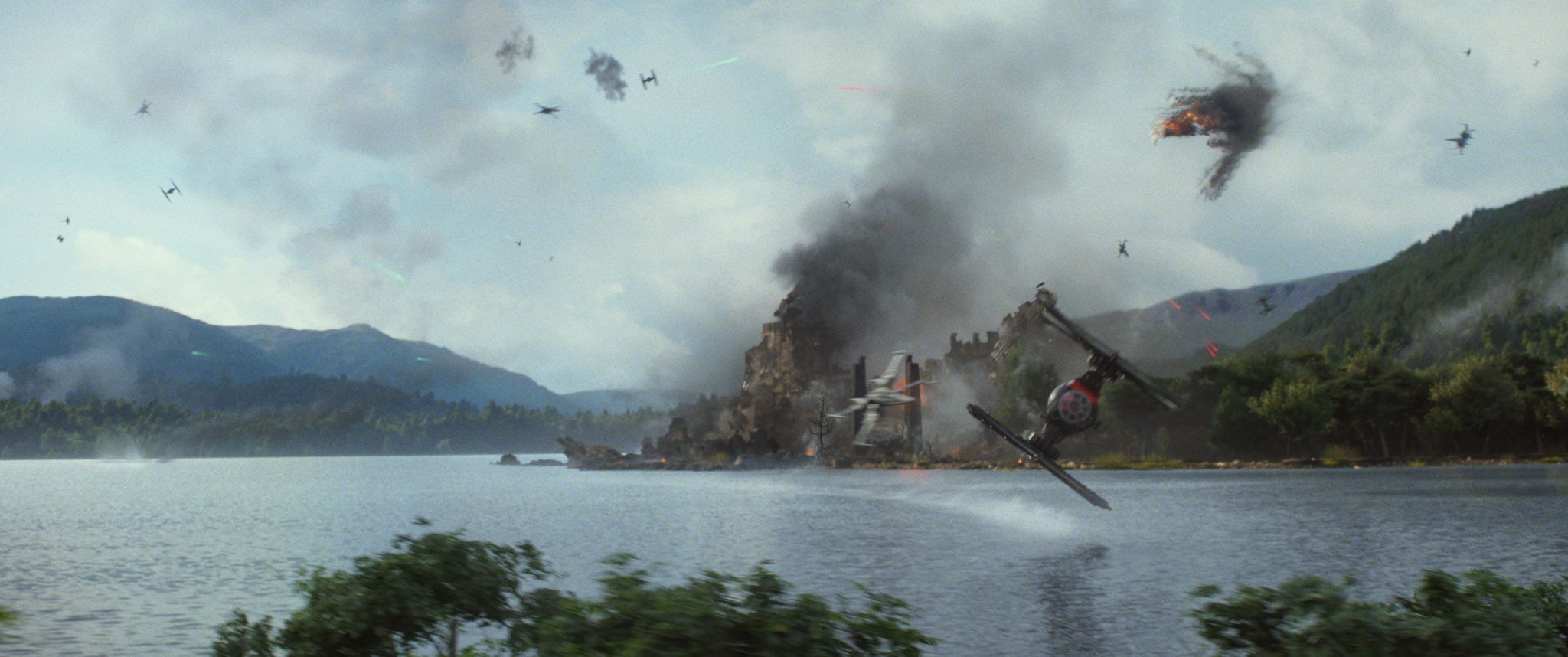 Star Wars 7 Trailer #3 - X-Wings attack Maz Castle