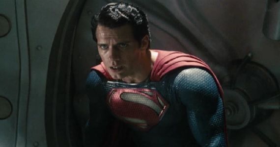 Superman (Henry Cavill) depois de bater em uma porta segura em 'Man of Steel'