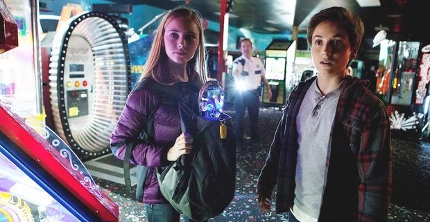 Teo Halm and Ella Wahlestedt in 'Earth to Echo'