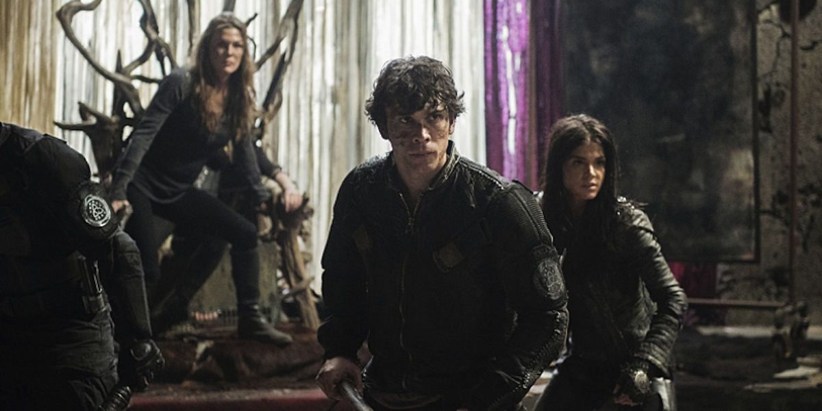 Bellamy and Octavia protect Clarke and Abby when they take on the City of Light in The 100 season 3
