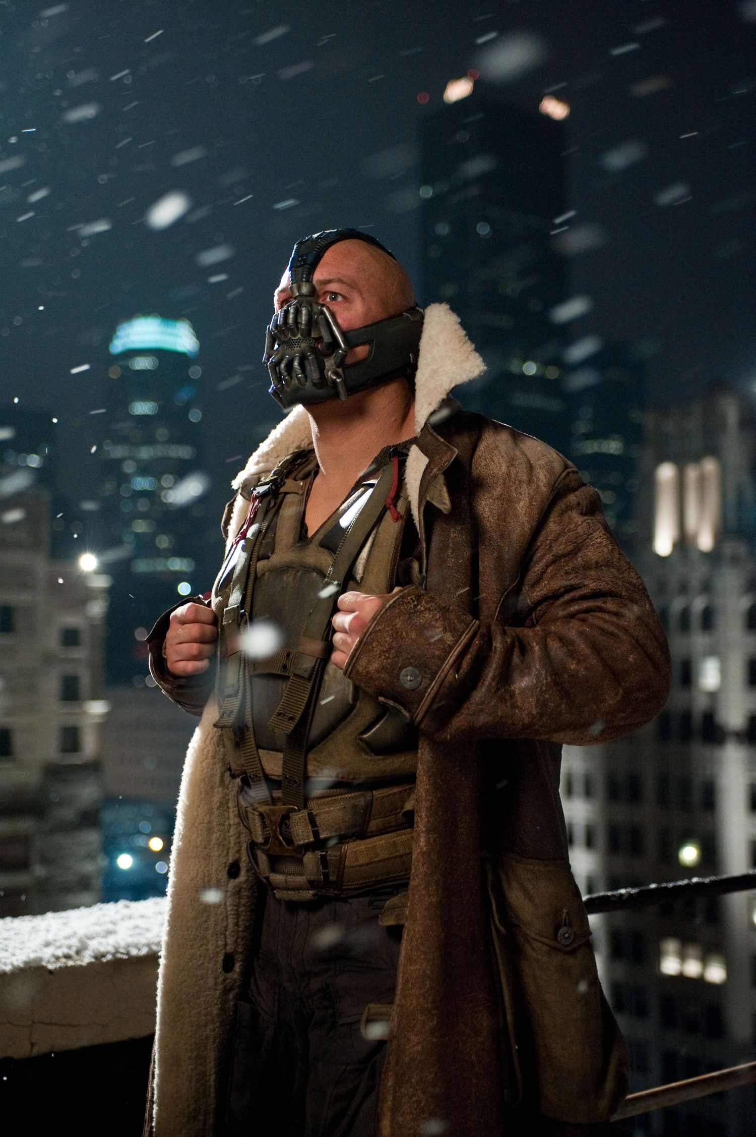 The Dark Knight Rises - Bane (Tom Hardy) on Snowy Rooftop in Gotham