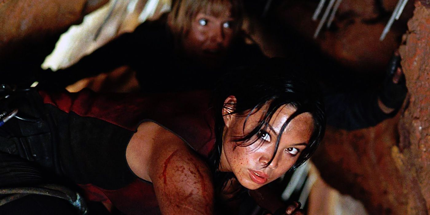 Two female characters with flashlights in The Descent