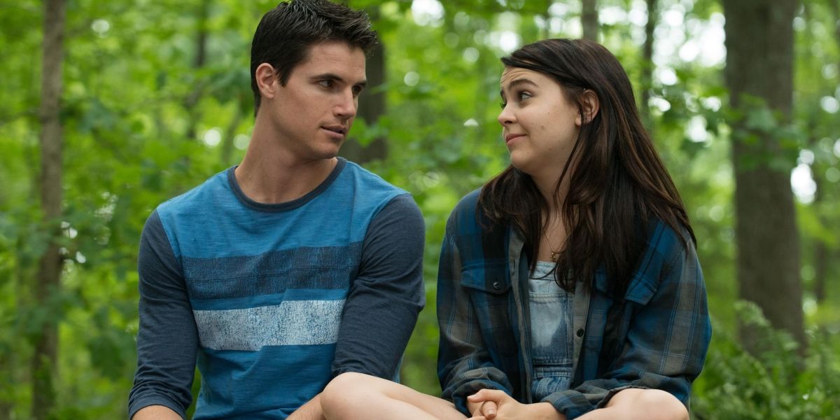 Bianca and Wesley talking in The Duff 