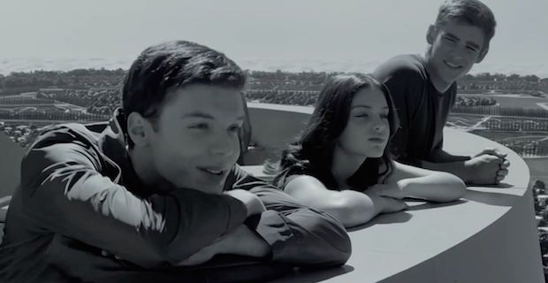 Cameron Monaghan (Asher) and Odeya Rush (Fiona) in 'The Giver'