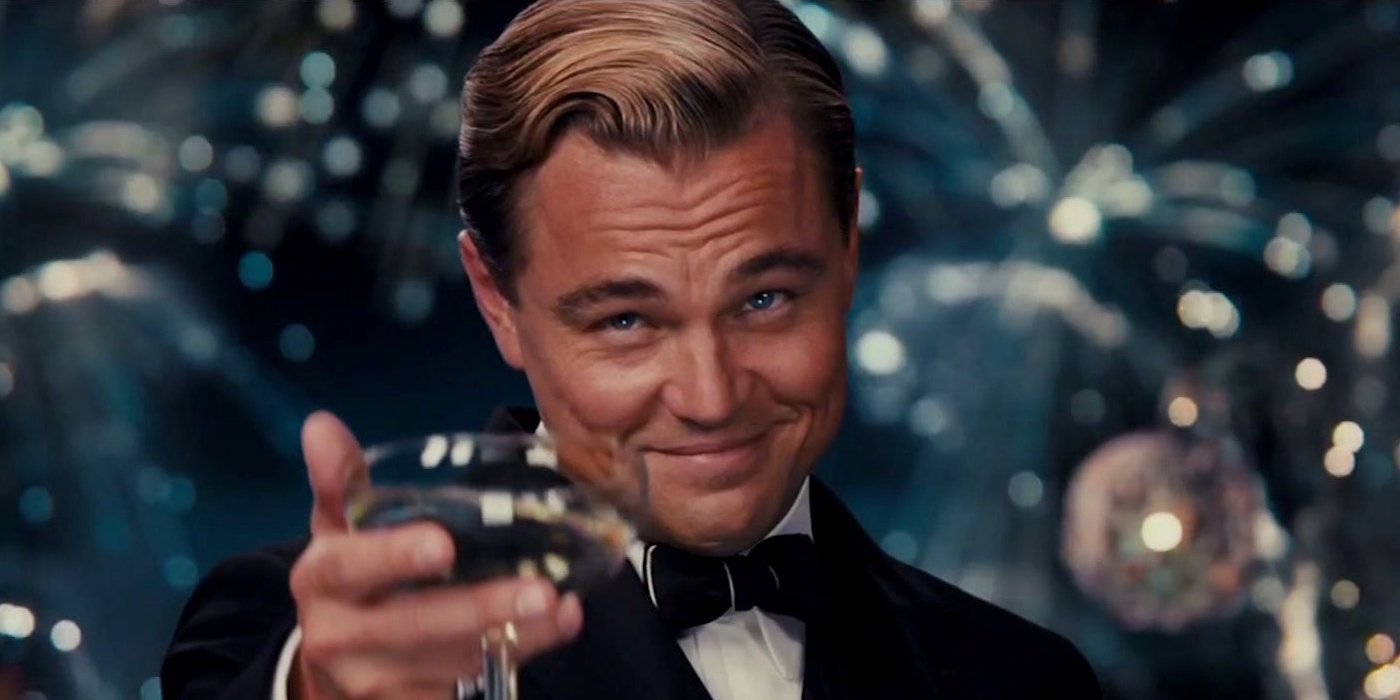 Leonardo DiCaprio levantando um copo em O Grande Gatsby 2013