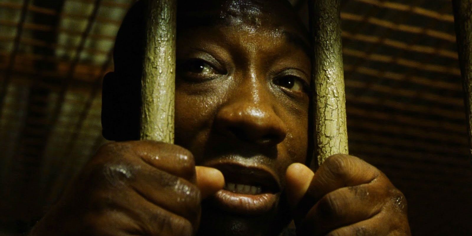 John Coffey olha através dos bares na Green Mile 