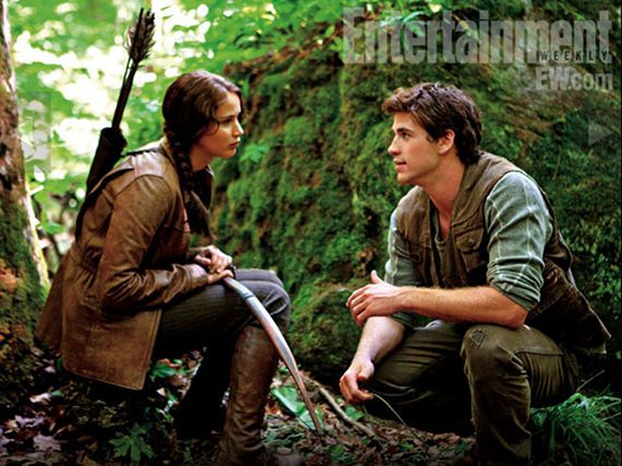 jennifer lawrence and liam hemsworth in the hunger games