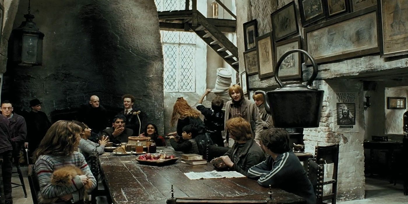 Harry Potter and the Weasleys at The Leaky Cauldron in Prisoner of Azkaban