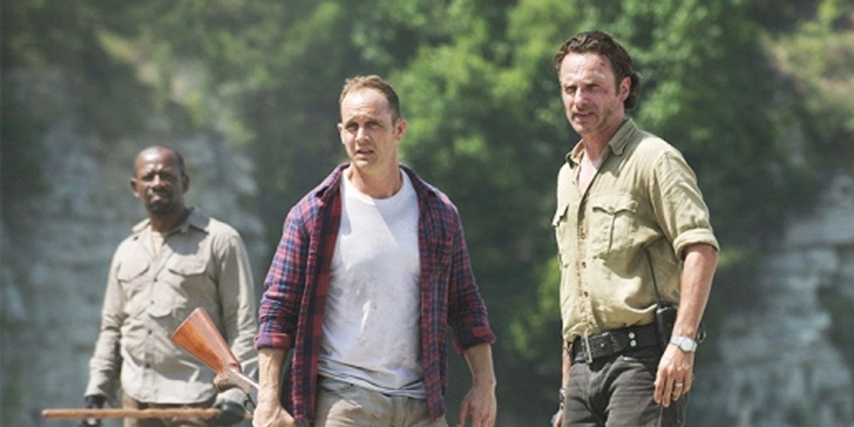 Morgan, Carter, and Rick on the street in TWD