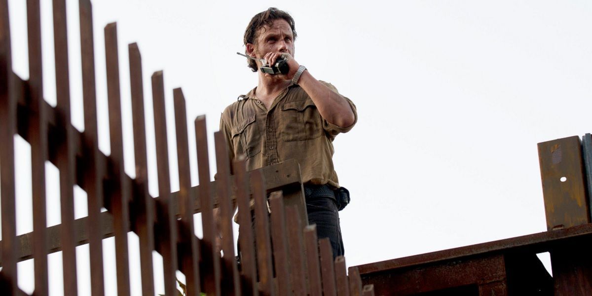 The Walking Dead Season 6 - Rick guards the wall